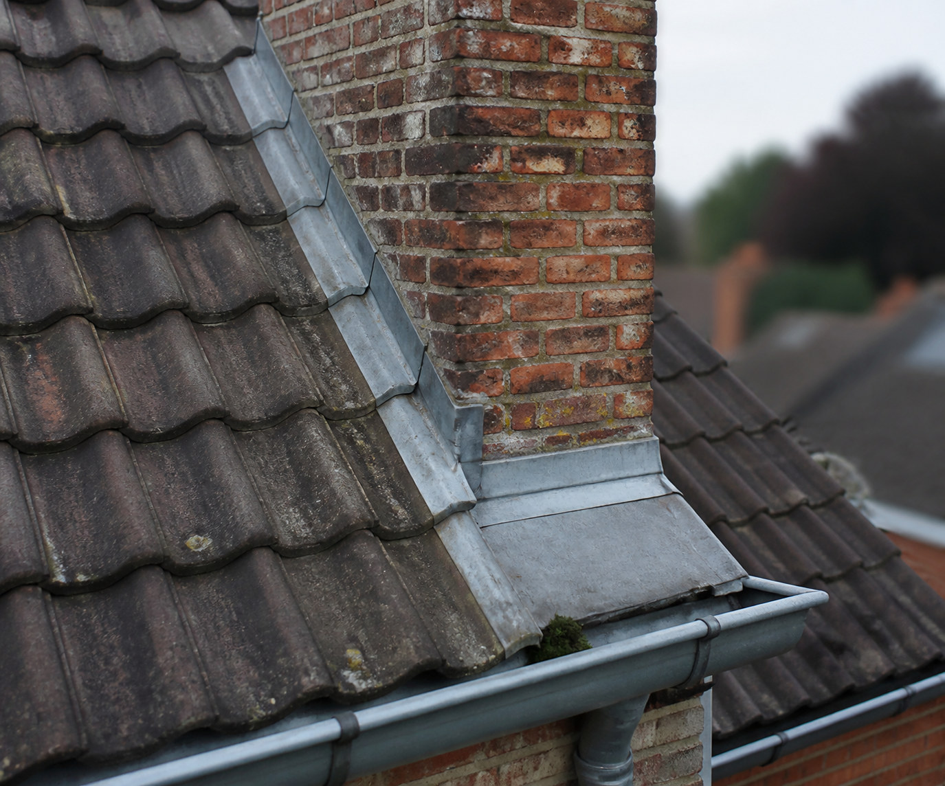 Schoorsteen en loodslab in detail