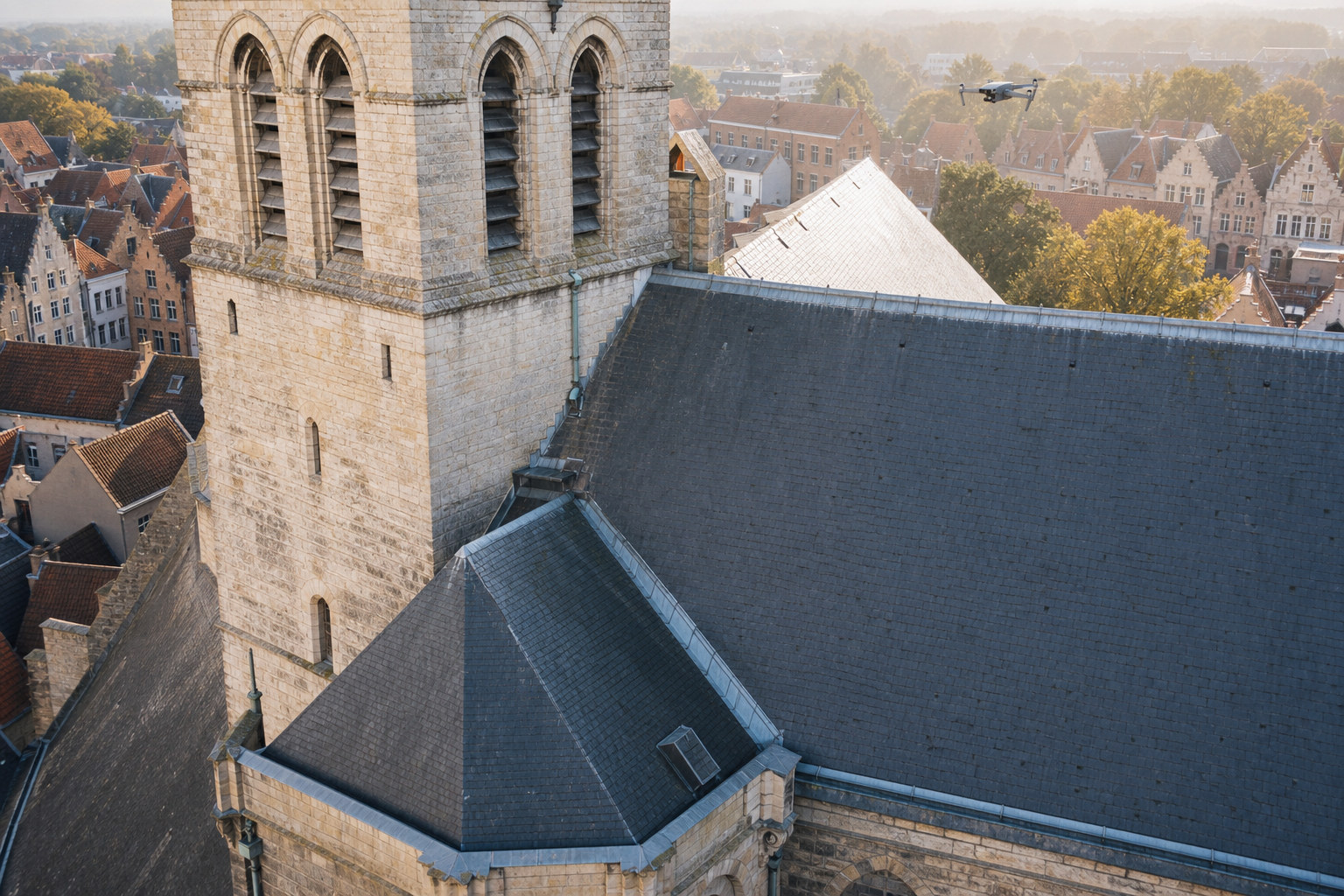 Historische kerktoren en leien dak