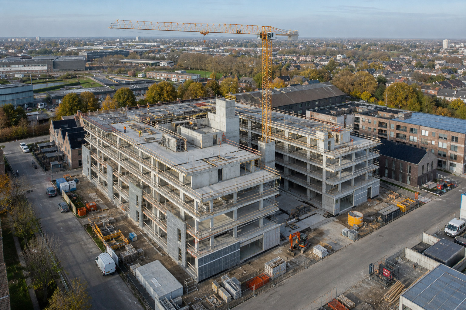 Grote appartementswerf vanuit de lucht met duidelijke werkzones
