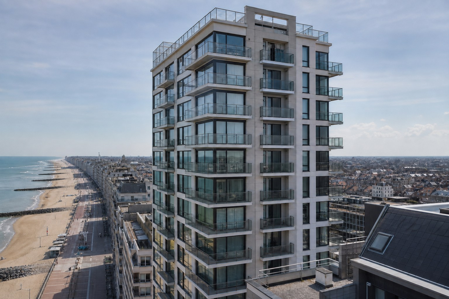 Drone-inspectie van een hoog appartementsgebouw aan de Belgische kust