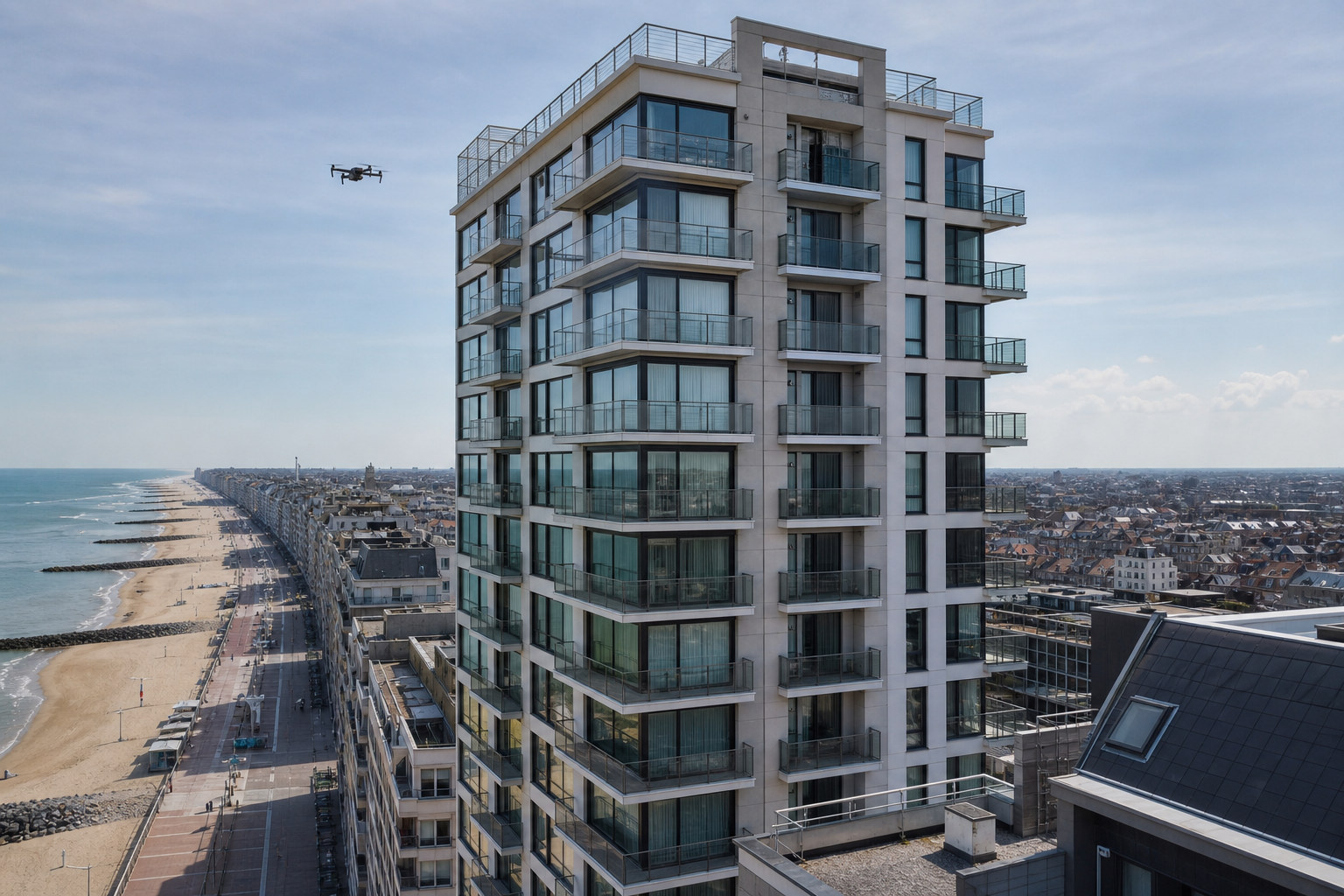 Hoog appartementsgebouw aan de Belgische kust tijdens een gevelinspectie