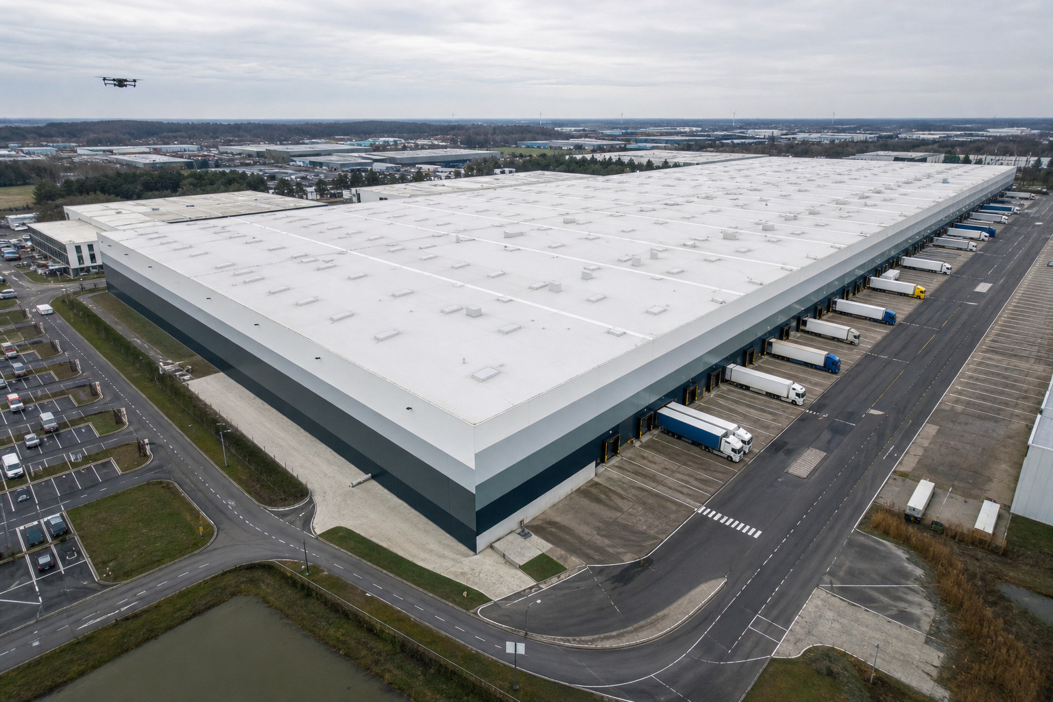 Groot logistiek dak vanuit de lucht